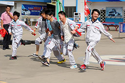 嘿，最右邊那個(gè)同學(xué)，你跑步姿勢(shì)這么個(gè)性，你家人知道嗎