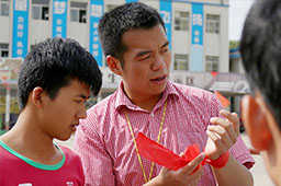 老師正在和同學(xué)們講比賽規(guī)則