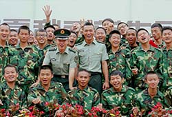 有這么一群人，他們愛我們，我們也愛他們，他們就是可愛的教官