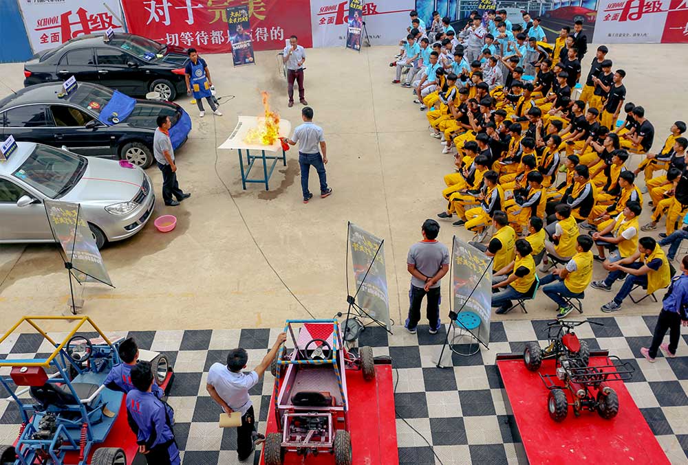 現(xiàn)場(chǎng)體驗(yàn)大火燒車