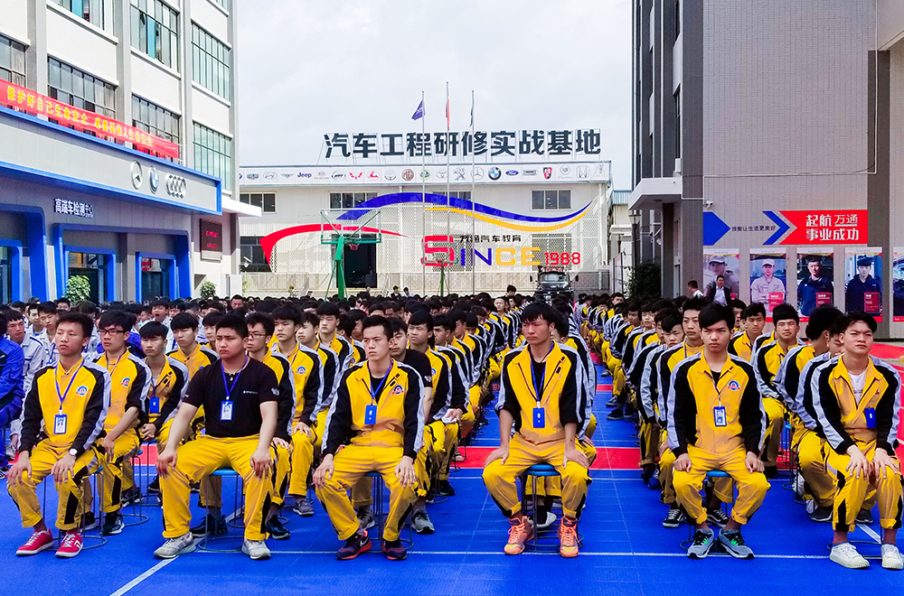 端正整齊，展現(xiàn)萬(wàn)通學(xué)子風(fēng)貌！