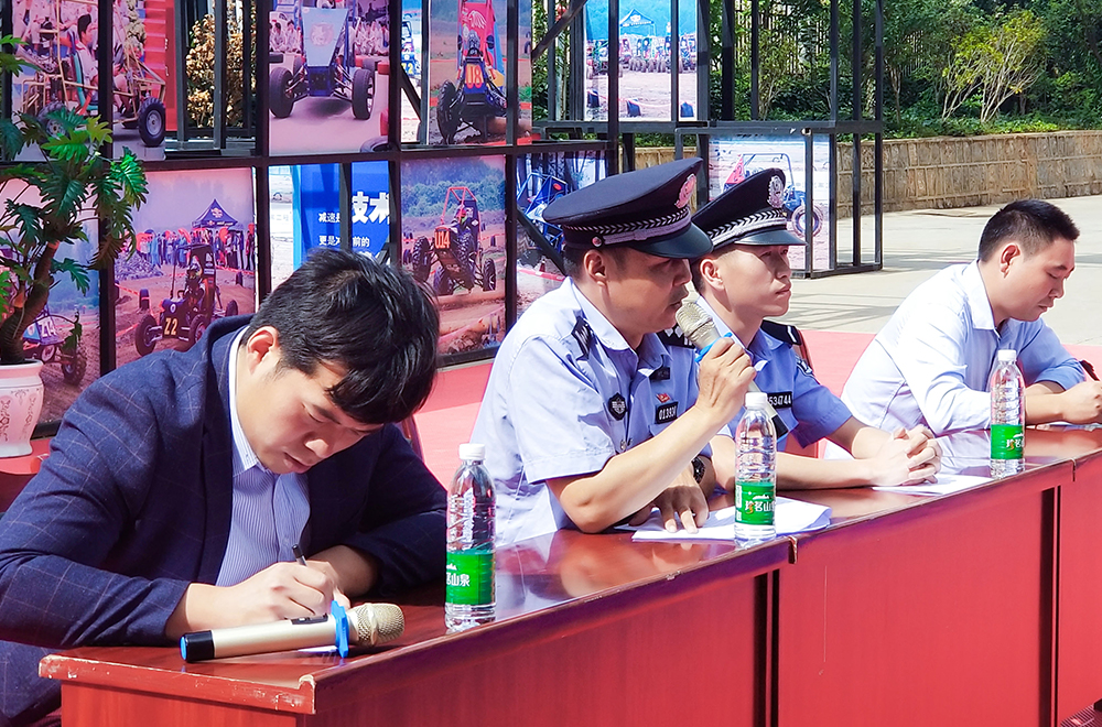 我校領(lǐng)導(dǎo)跟派出所民警