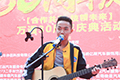 學(xué)校樂隊(duì)表演自己創(chuàng)作的歌曲