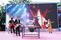 學(xué)校樂隊(duì)表演自己創(chuàng)作的歌曲