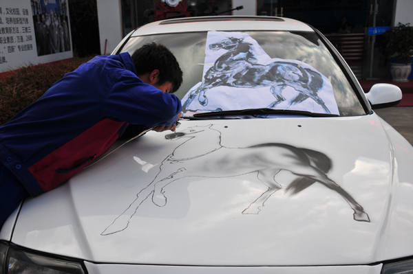云南萬通學子正在汽車彩繪.JPG