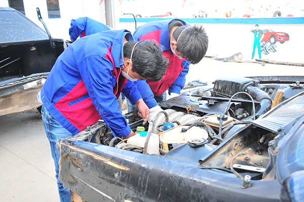 正在對汽車進(jìn)行故障排查.JPG