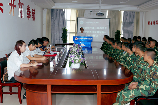 學校聯(lián)手高端企業(yè)深度合作.jpg