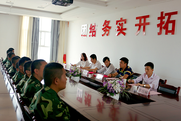企業(yè)與學(xué)生面對(duì)面，培養(yǎng)的學(xué)生符合企業(yè)需求.jpg