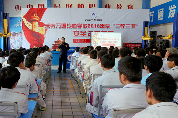 派出所局長告誡學子遇事要冷靜.jpg