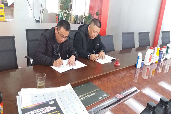 李主管與董事長簽訂合作協(xié)議.jpg