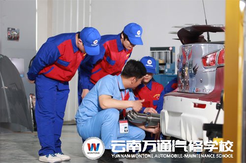 云南萬通汽修學(xué)校實(shí)訓(xùn)教學(xué)（二）