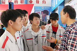 企業的相關招聘領導主動的和我們介紹企業信息，希望得到我們萬通學子的青睞。