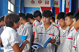 萬通學校畢業的學姐也回來母校向我們介紹她所在企業的信息，讓我們更有信心踏入社會。
